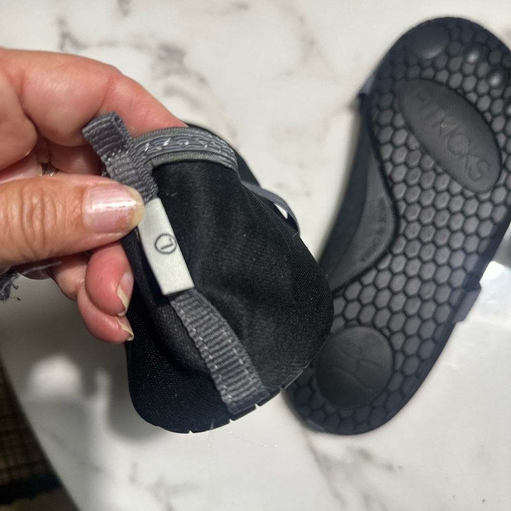 FitKicks Black and Gray Shoes with Sling Bag women’s Large - Picture 5 of 6